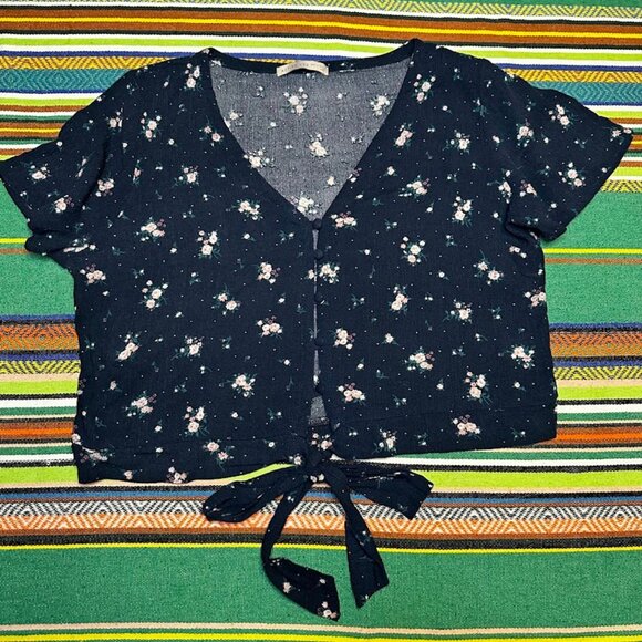 Active USA floral button down short sleeve crop top with bow in navy size large - Picture 9 of 11